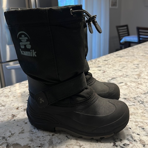 Boys Black Kamik snow boots size 1 - Picture 1 of 6